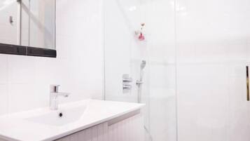 Ducha, secador de pelo y toallas