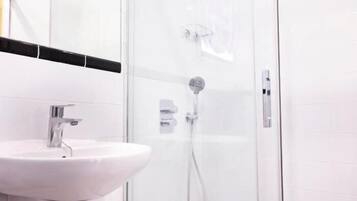 Ducha, secador de pelo y toallas
