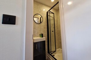 Bathroom - Studio - Near Regents Park - Wifi - Sleeps 2 (London)