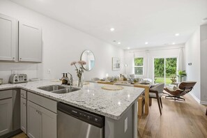Wasserkocher mit Kaffee-/Teezubehör, Kühlschrank, Mikrowelle, Ofen