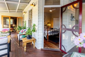 2 bedrooms, iron/ironing board, WiFi, bed sheets - Oozing colonial charm, Braemar House on William St in leafy Candelo Village (Candelo)