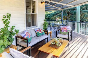 Outdoor dining - Oozing colonial charm, Braemar House on William St in leafy Candelo Village (Candelo)