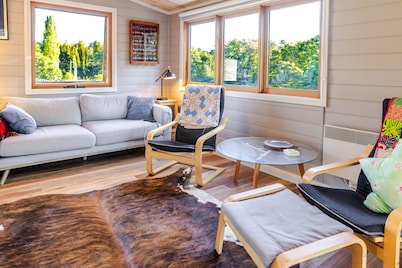 BRAEMAR HOUSE | Historic Village Stay with Verandah Charm