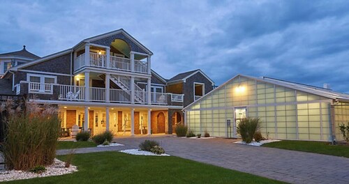 2-bedroom resort charming Dennis MA, Oceanfront/private beach Open 8-2 to 8-5
