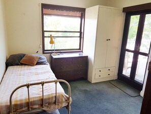 3 quartos, cofres nos quartos, ferros/tábuas de passar roupa