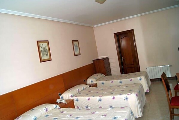 Room - Hostal Hermanos Gutierrez (Monasterio de Rodilla)