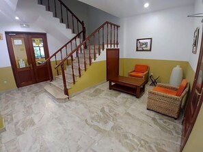 Lobby - Hostal Hermanos Gutierrez (Monasterio de Rodilla)