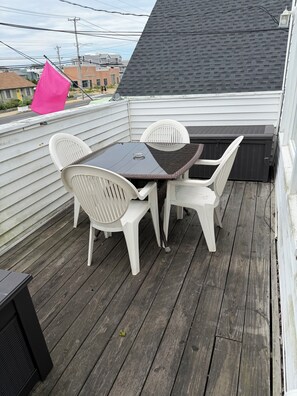 Outdoor dining - Seasonal rental- pet friendly 2 bedroom apt in Beach Haven - AC & washer/dryer (Beach Haven)
