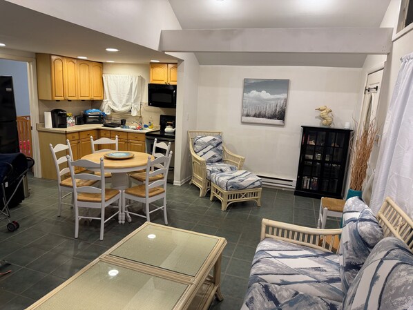 Living area - Seasonal rental- pet friendly 2 bedroom apt in Beach Haven - AC & washer/dryer (Beach Haven)