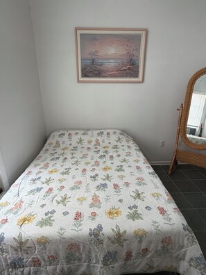 Room - Seasonal rental- pet friendly 2 bedroom apt in Beach Haven - AC & washer/dryer (Beach Haven)