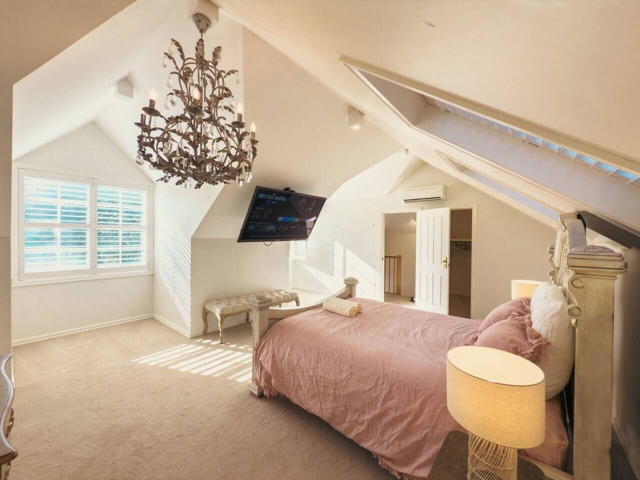 4 bedrooms, desk, iron/ironing board, WiFi