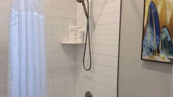 Chuveiro, secador de cabelo, toalhas de banho