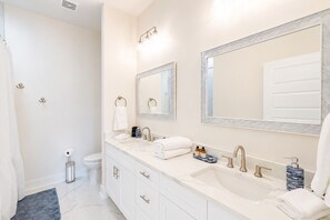 Een douche, een haardroger, handdoeken, zeep