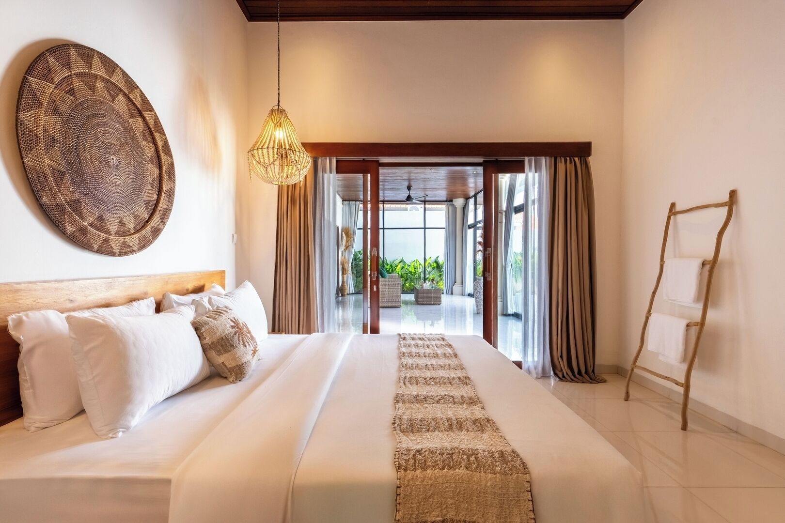 Iron/ironing board, travel crib, WiFi, bed sheets