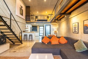 TV - 1BR Central Canggu Modern Loft – Pool and BBQ Access (Canggu)