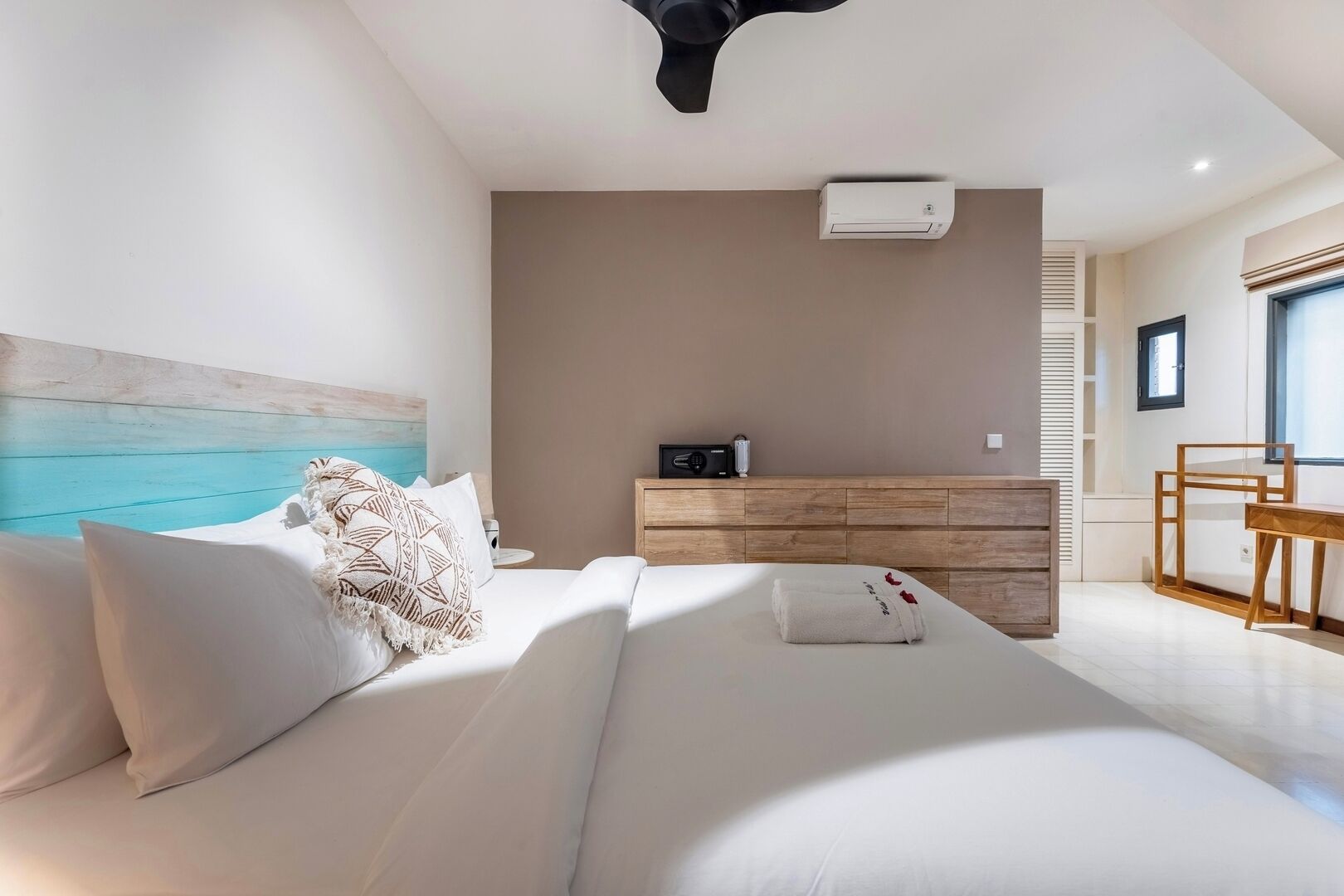 5 chambres, bureau, fer et planche à repasser, lit de bébé portatif