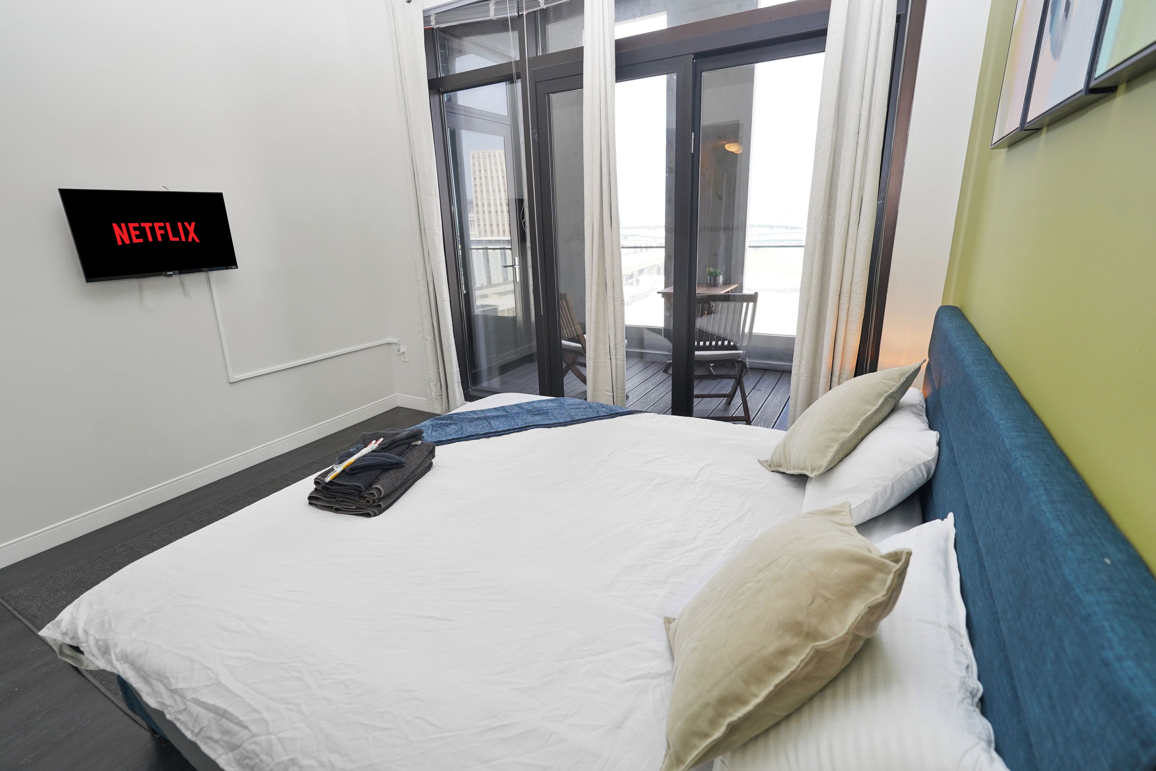 3 slaapkamers, een strijkplank/strijkijzer, gratis wifi, beddengoed