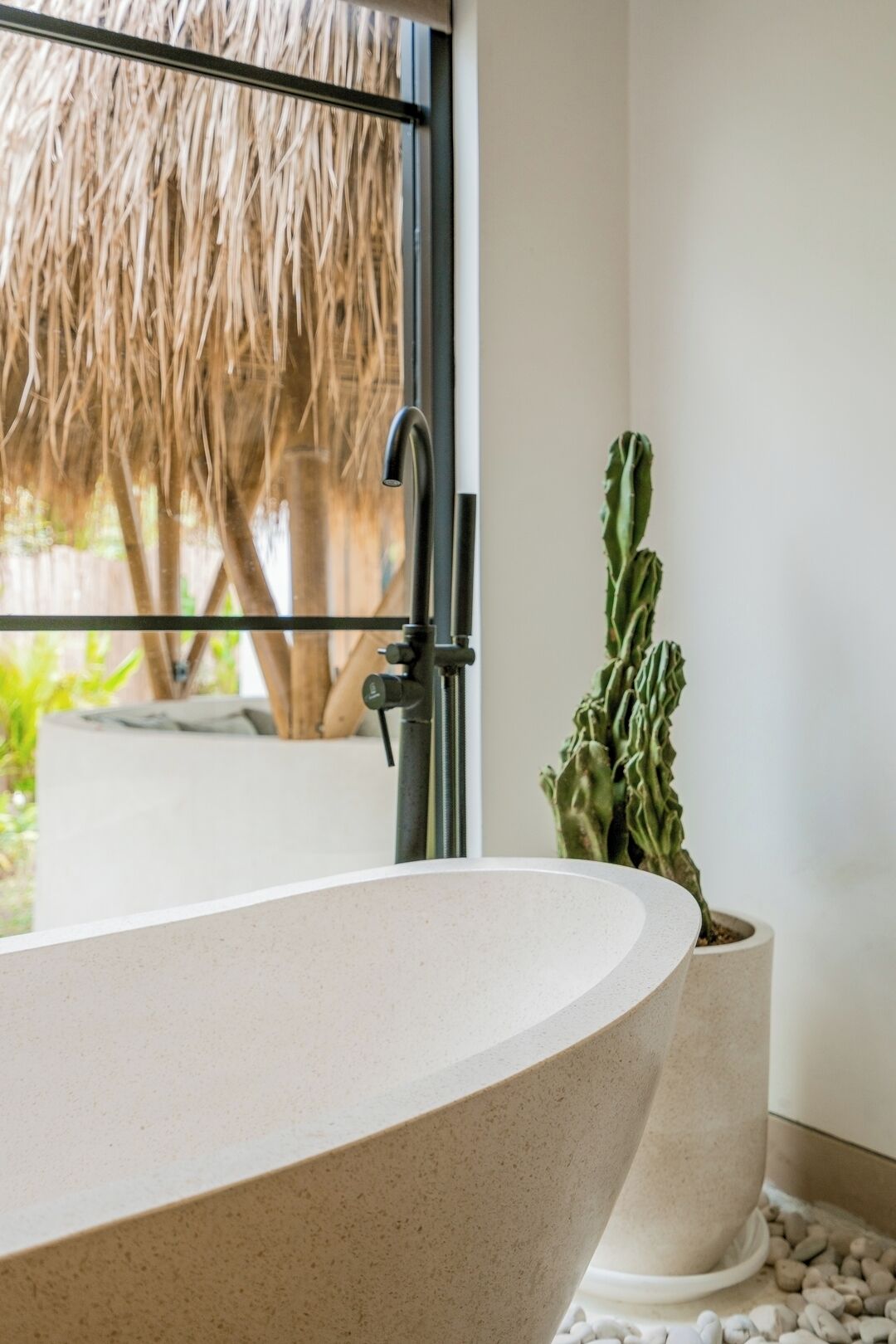 Douche, sèche-cheveux, bidet, serviettes fournies
