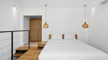 1 habitación, escritorio, tabla de planchar con plancha y cuna de viaje
