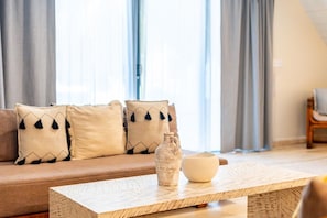 A living room with a sofa, decorative pillows, a coffee table, and a vase. - The Annex - Private Villa - Large Pool and Jacuzzi (San Pedro)