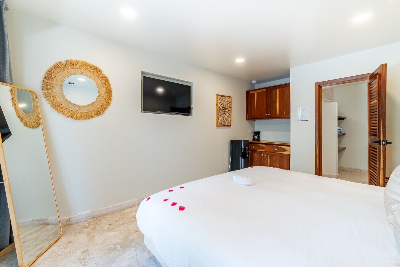Iron/ironing board, WiFi, bed sheets