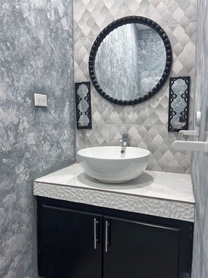 Dusche, Handtücher, Seife, Toilettenpapier