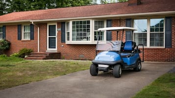 Ein Wohngebäude mit Backsteinfassade, einbungalow und eine Auffahrt.