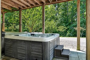 Outdoor spa tub - The Porch Lodge at Center Hill Lake (Smithville)