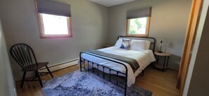 Room - The perfect Moorhead home base - easy access to Interstate and downtown Fargo! (Moorhead)