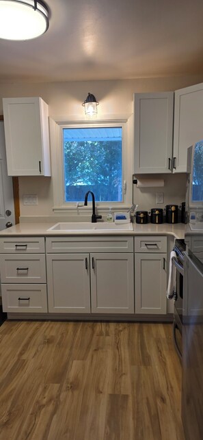Private kitchen - The perfect Moorhead home base - easy access to Interstate and downtown Fargo! (Moorhead)
