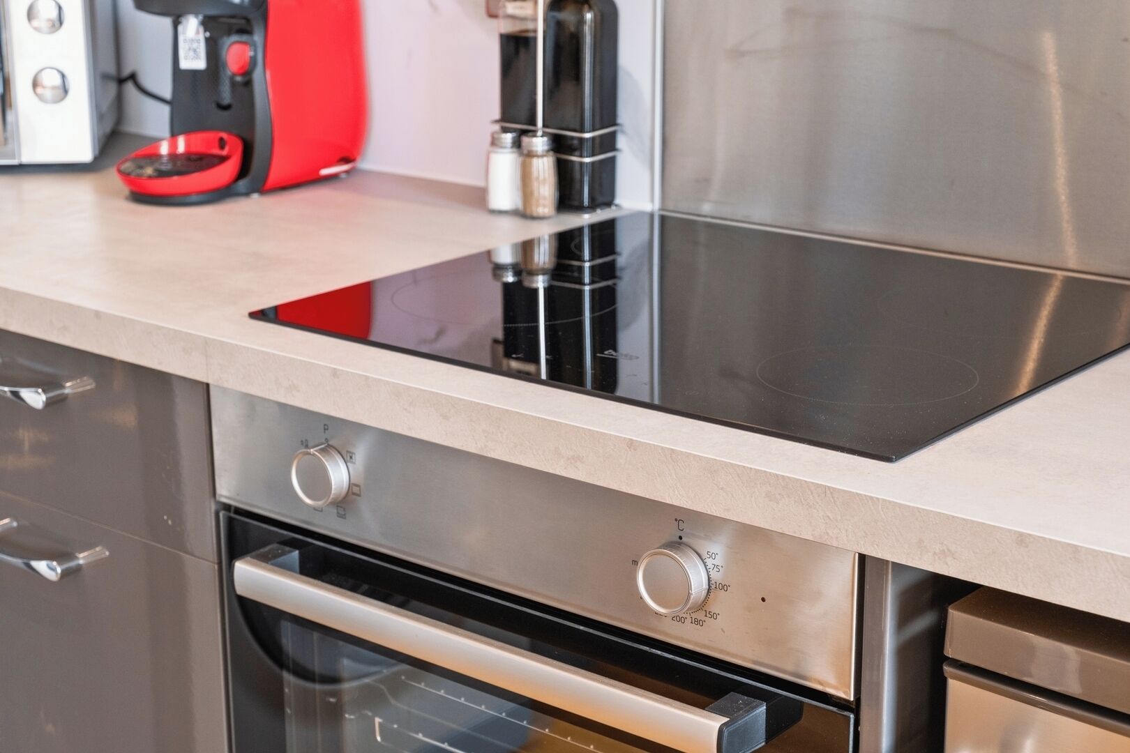 Réfrigérateur, four à micro-ondes, un four, surface de cuisson