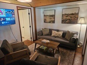 TV - The Yellow Door Cottage | Classic Bowen Charm (Bowen Island)