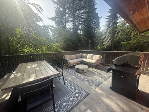 Outdoor dining - The Yellow Door Cottage | Classic Bowen Charm (Bowen Island)