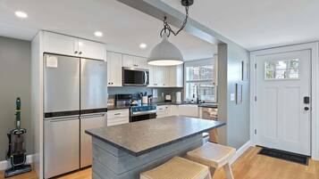 Coffee/tea maker, fridge, oven, stovetop