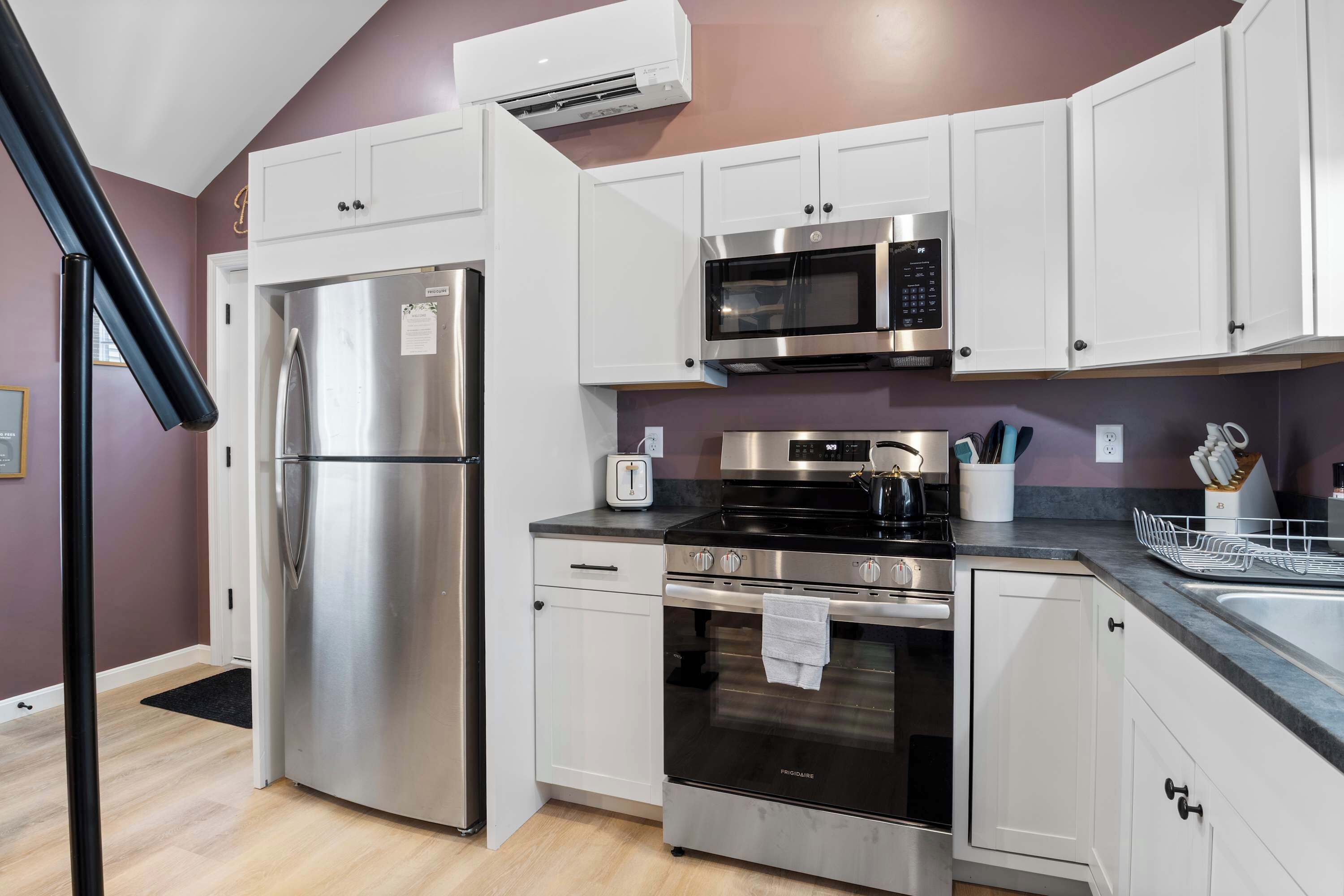 Fridge, oven, stovetop, coffee/tea maker