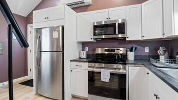Fridge, oven, stovetop, coffee/tea maker