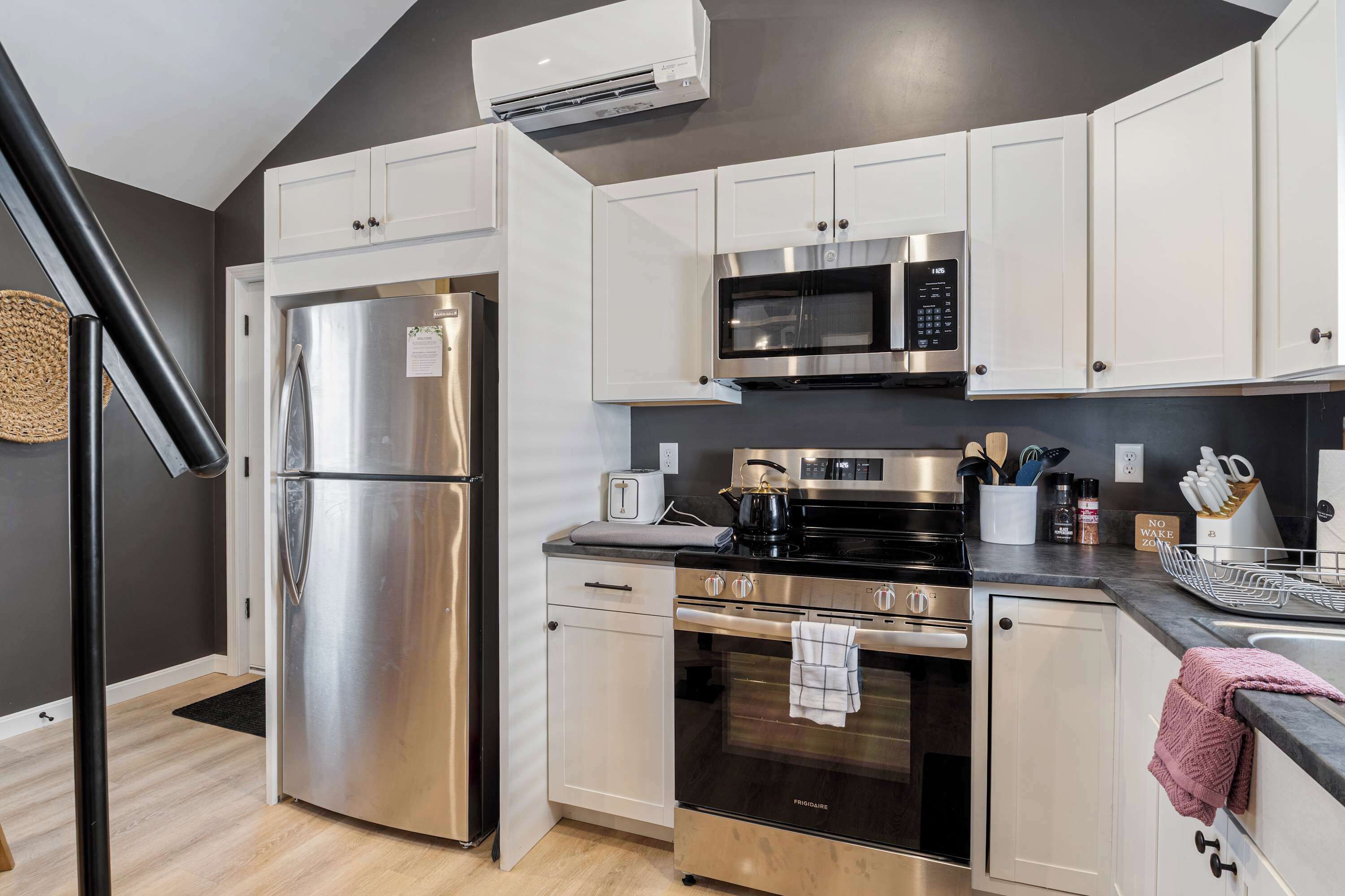 Fridge, oven, stovetop, coffee/tea maker