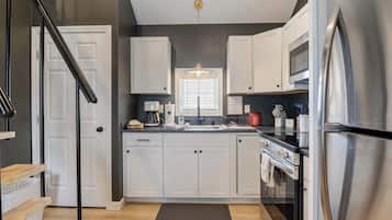 Fridge, oven, stovetop, coffee/tea maker