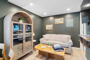 TV - Pelican Cliff Cottage - Tiny Home at Hampton Beach (Hampton)