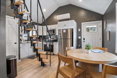 Pelican Cliff Cottage - Tiny Home at Hampton Beach