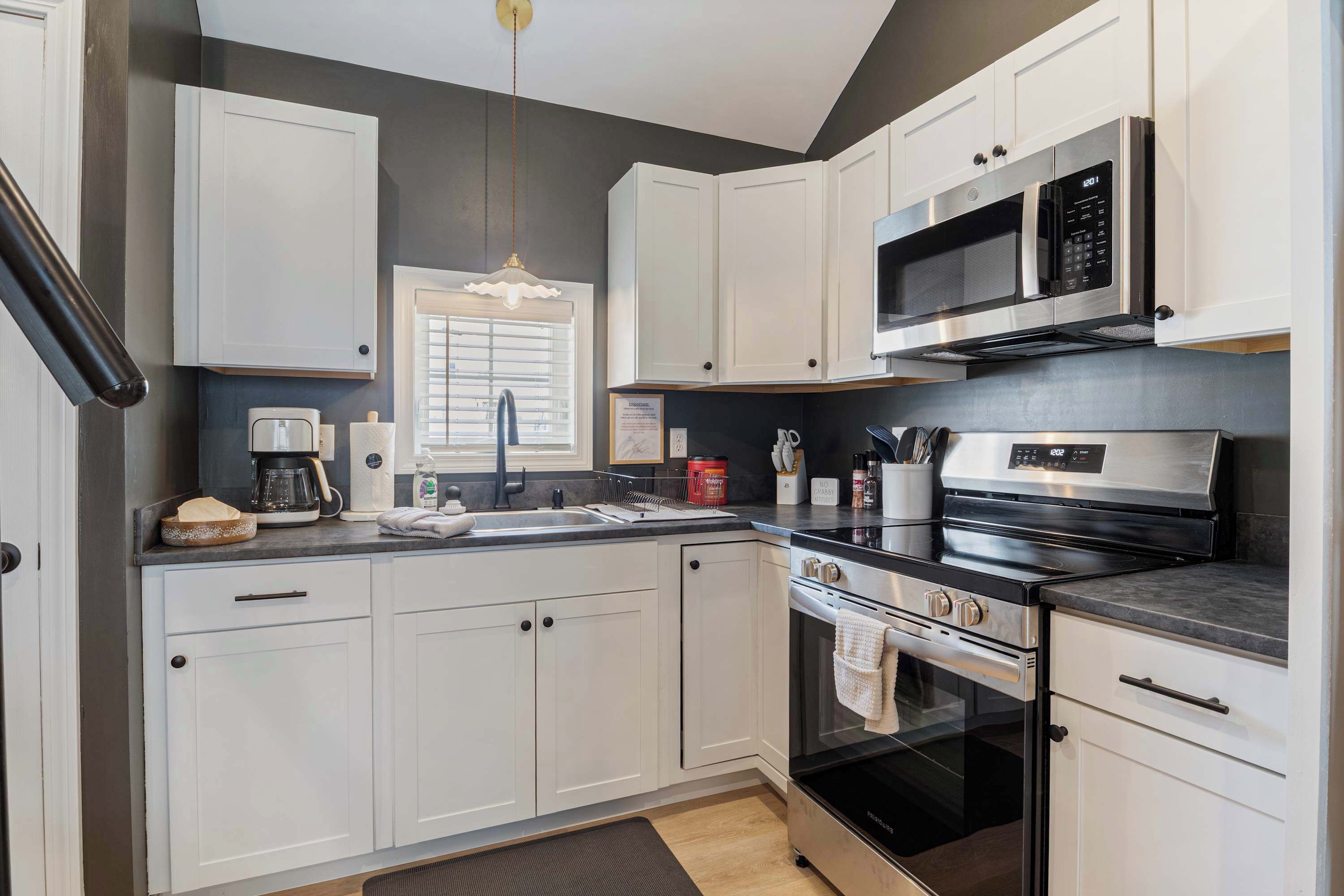 Fridge, oven, stovetop, coffee/tea maker