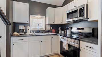 Fridge, oven, stovetop, coffee/tea maker