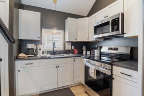 Fridge, oven, stovetop, coffee/tea maker - Pelican Cliff Cottage - Tiny Home at Hampton Beach (Hampton)