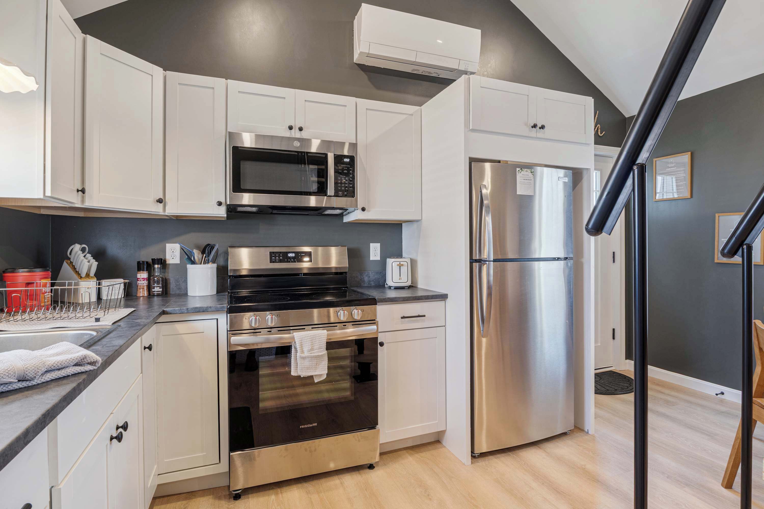 Fridge, oven, stovetop, coffee/tea maker