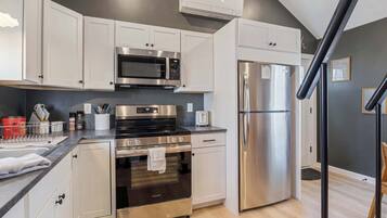 Fridge, oven, stovetop, coffee/tea maker