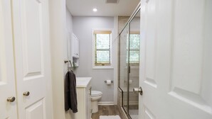 Un bagno con il water, un lavandino e una doccia.