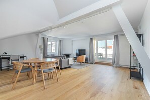 TV, stereo - Blueground | Innere Stadt, jacuzzi, nr Stephansdom (Vienna)