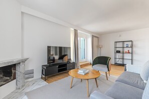 TV, stereo - Blueground | Innere Stadt, jacuzzi, nr Stephansdom (Vienna)