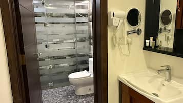 Quarto casal luxo | Banheiro | Banheira e chuveiro separados, produtos de toalete grátis