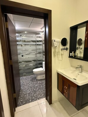 Deluxe tweepersoonskamer | Badkamer | Handdoeken, zeep, shampoo, toiletpapier
